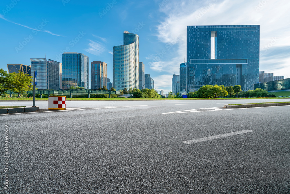 中国现代城市的道路和建筑景观。