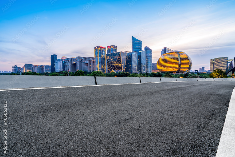 中国现代城市的道路和建筑景观。