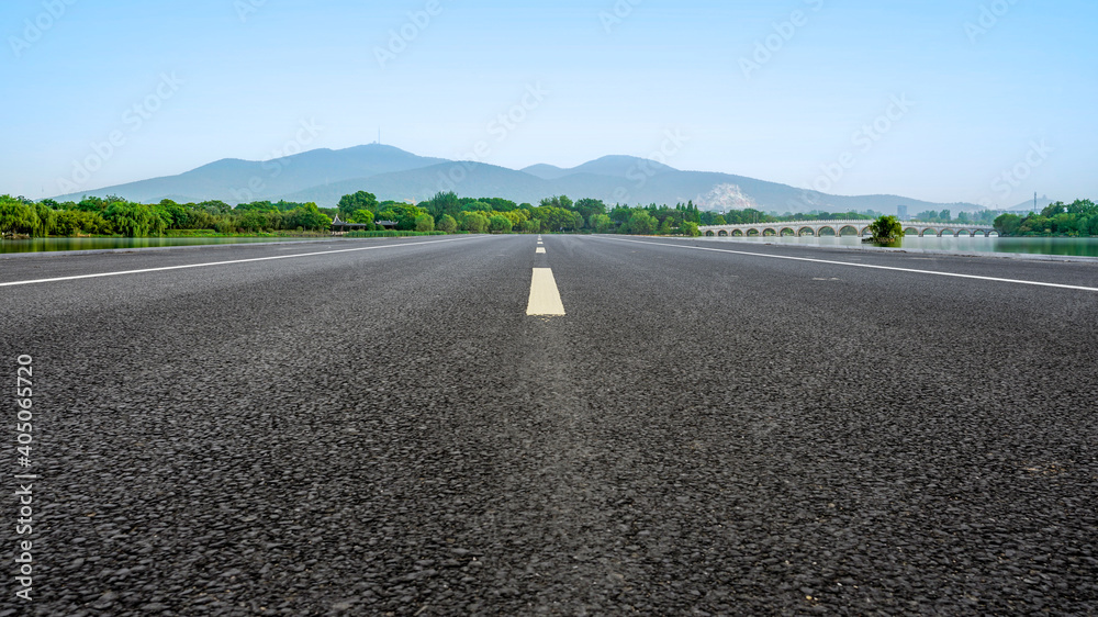 中国现代城市的道路和建筑景观。