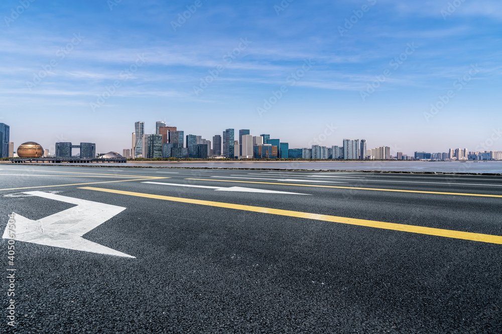 中国现代城市的道路和建筑景观。