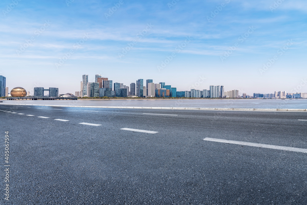 中国现代城市的道路和建筑景观。