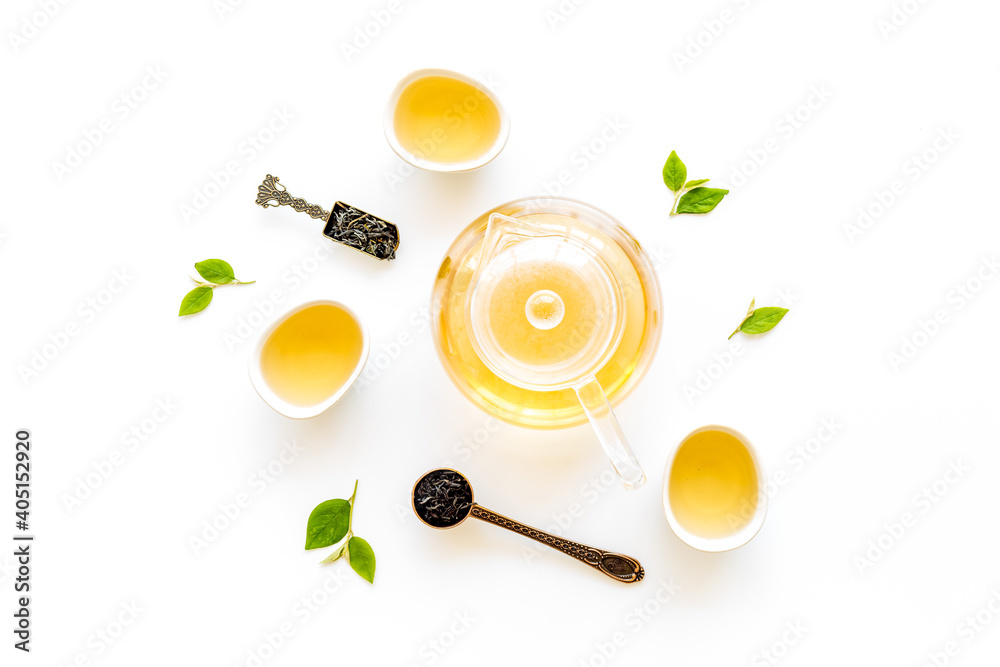 带茶壶和杯子的茶叶，俯视图。茶道概念。