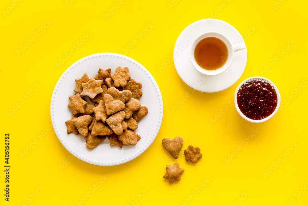 新鲜出炉的黄油饼干配茶，俯视图