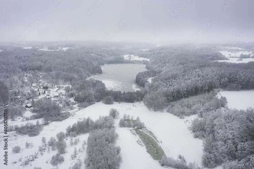 冬季空中景观与雪域森林。波兰