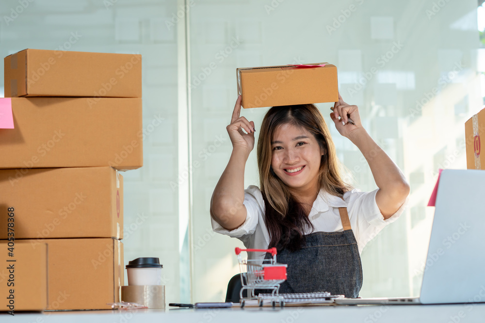 成功的女企业家在自己的工作中带着包裹盒在家里购物