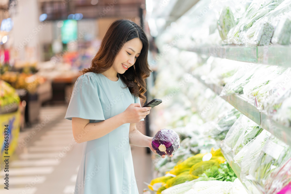 这个年轻女孩选择在超市买蔬菜