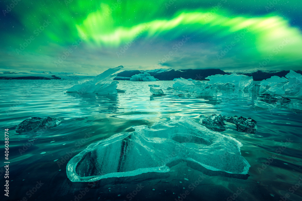 冰岛Jokulsarlon冰川湖上空的北极光。风景摄影。由NASA提供。P