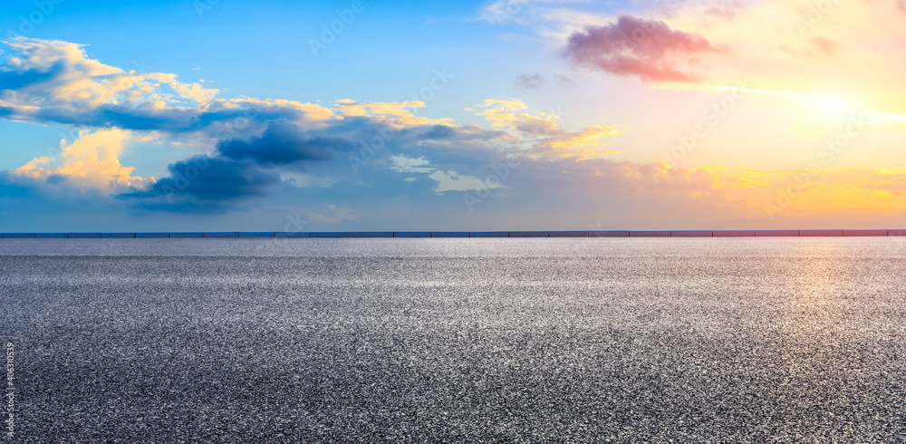 日落时的柏油路和天空云朵。道路背景。