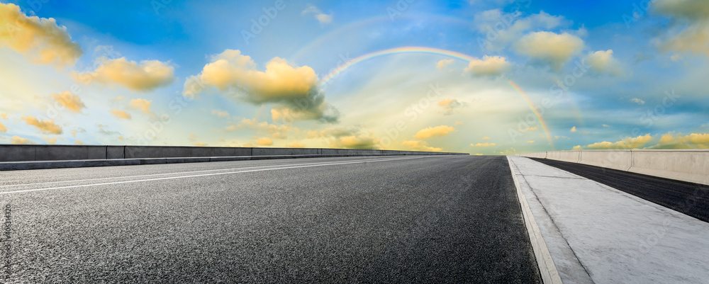 日落时的柏油路和天空云朵。道路背景。