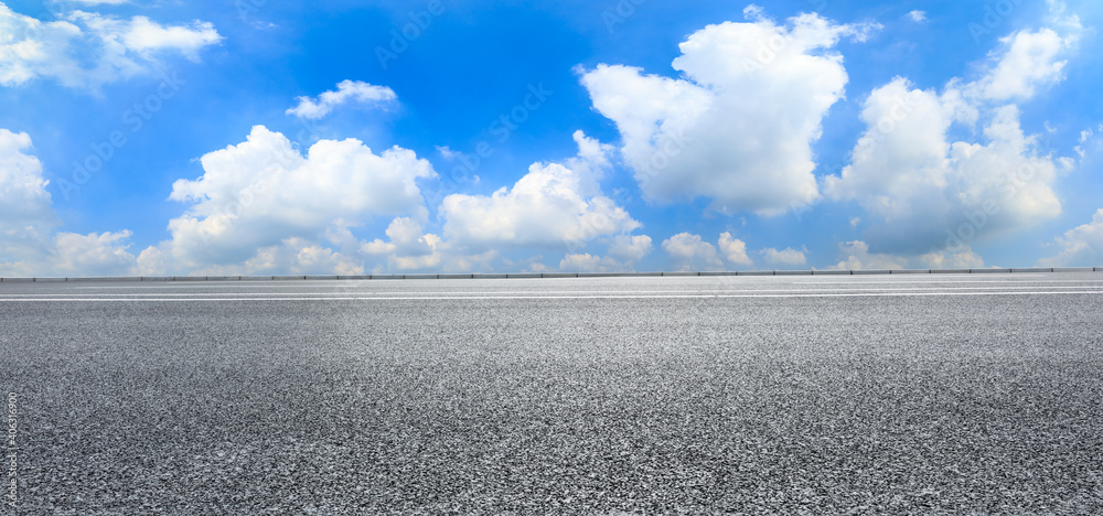 空旷的柏油路和蓝天白云。道路背景。