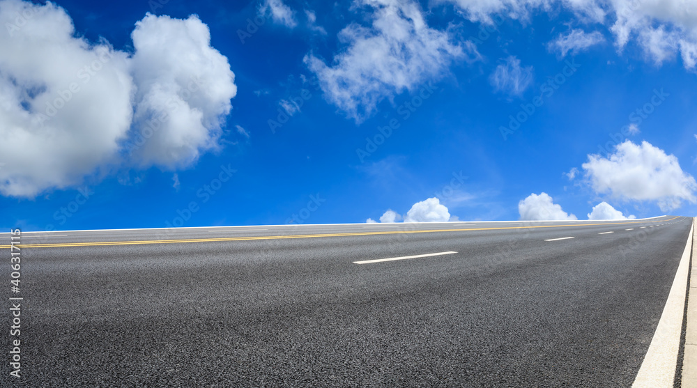 空旷的柏油路和蓝天白云。道路背景。