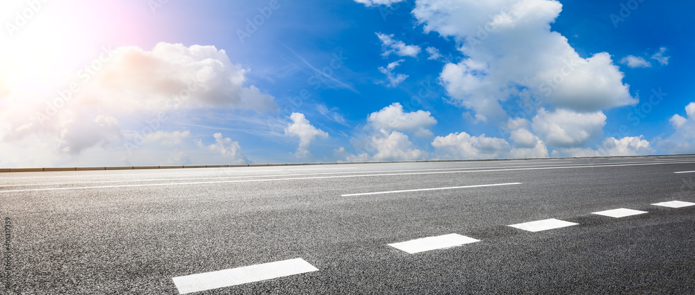 空旷的柏油路和蓝天白云。道路背景。