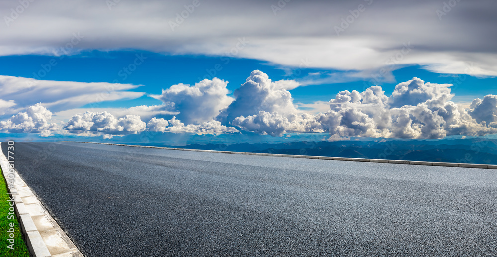 空旷的柏油路和蓝天白云。道路背景。