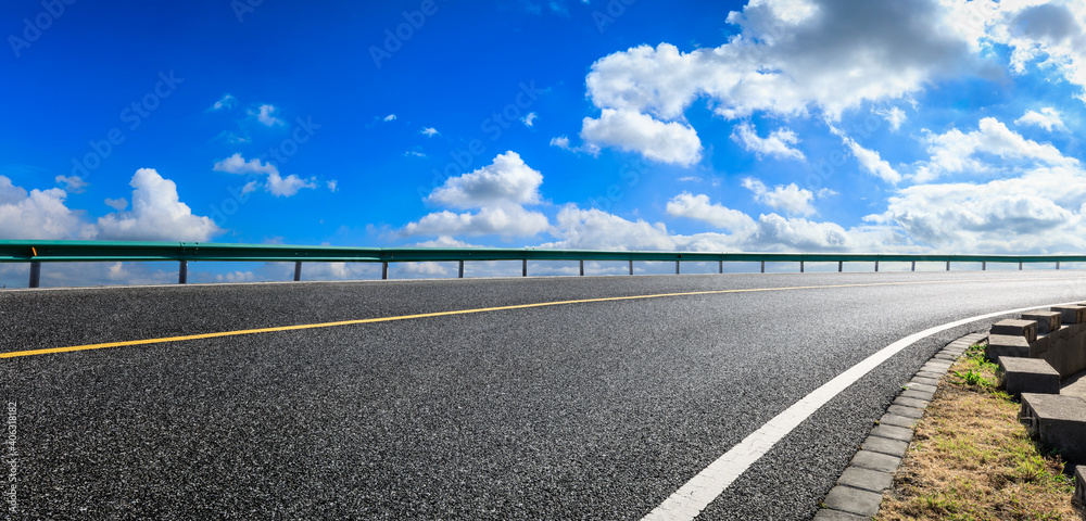 空旷的柏油路和蓝天白云。道路背景。