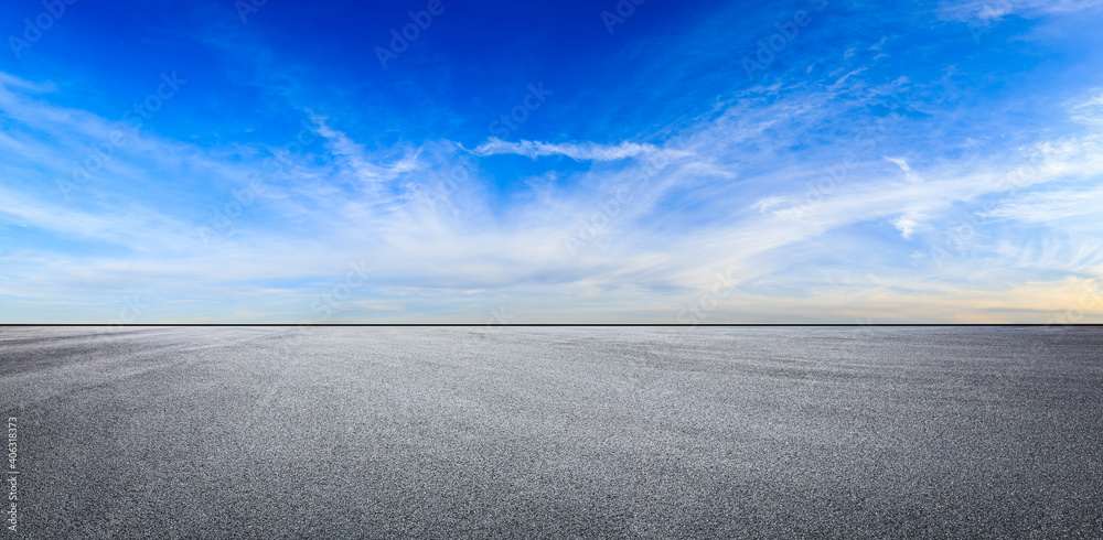 空旷的柏油路和蓝天白云。道路背景。