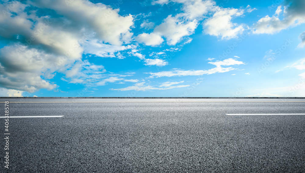 空旷的柏油路和蓝天白云。道路背景。