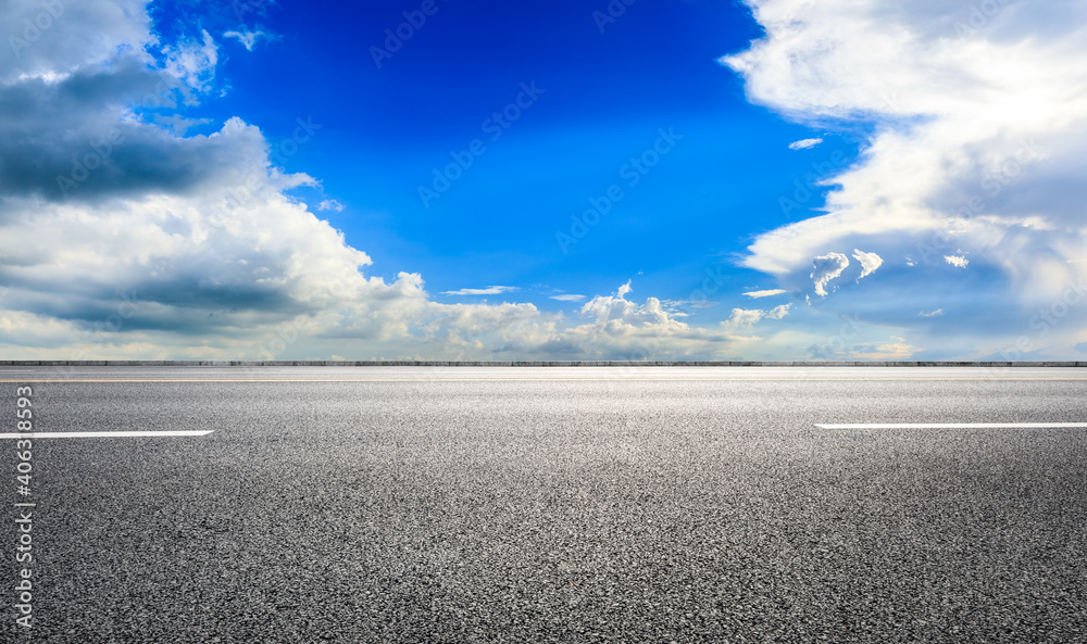 空旷的柏油路和蓝天白云。道路背景。