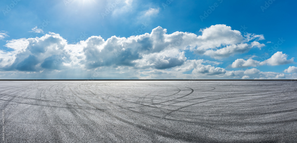 沥青赛道道路和天空云朵。道路地面背景。