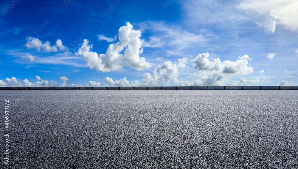 空旷的柏油路和蓝天白云。道路背景。