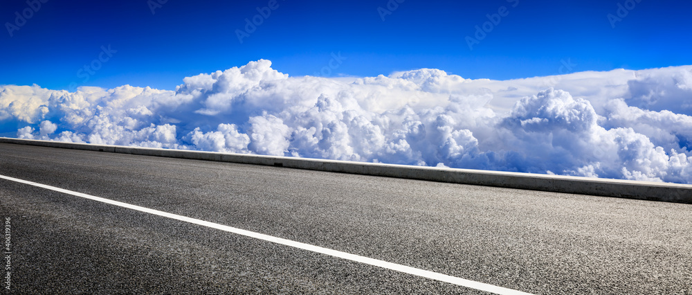 空旷的柏油路和蓝天白云。道路背景。