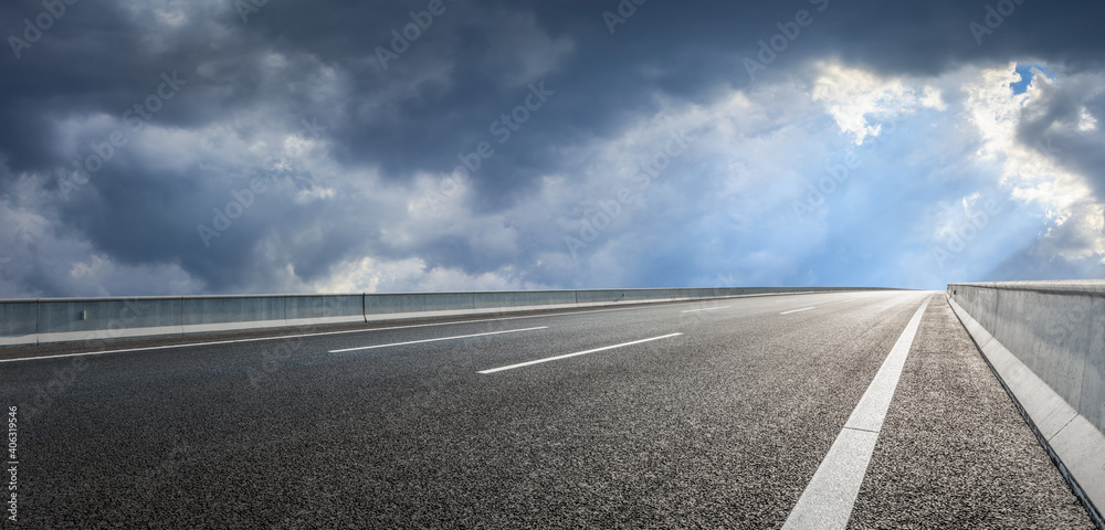 空旷的柏油路和蓝天白云。道路背景。