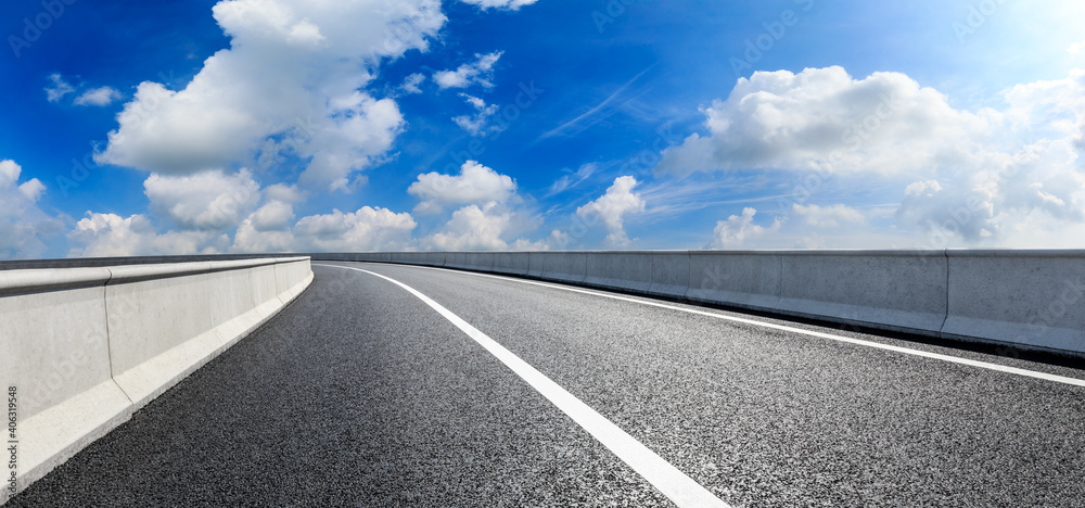 空旷的柏油路和蓝天白云。道路背景。