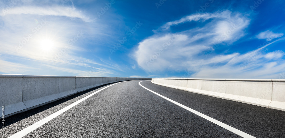 空旷的柏油路和蓝天白云。道路背景。