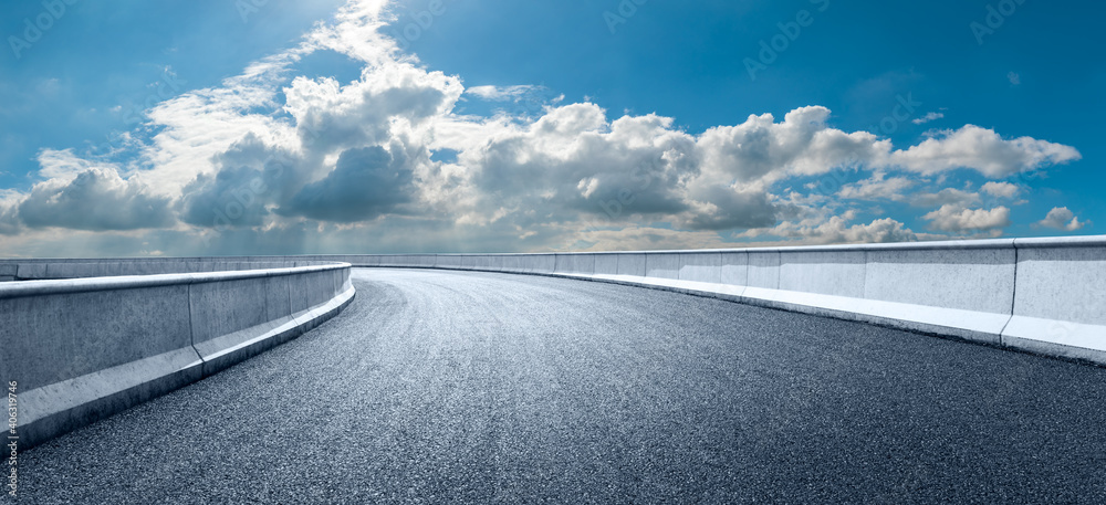 空旷的柏油路和蓝天白云。道路背景。