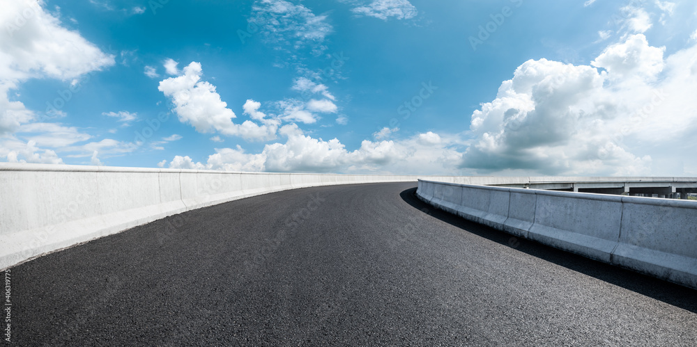 空旷的柏油路和蓝天白云。道路背景。