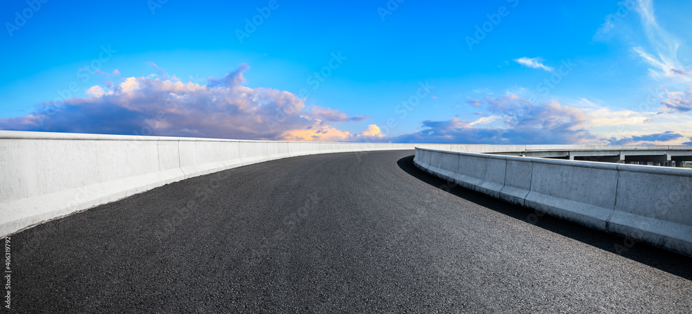 空旷的柏油路和蓝天白云。道路背景。