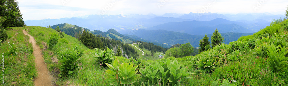 Braunneck山脊的美丽徒步步道，可欣赏阿尔卑斯山和山谷