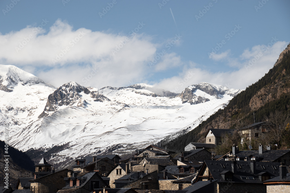 美丽的北方小镇，背景是雪峰