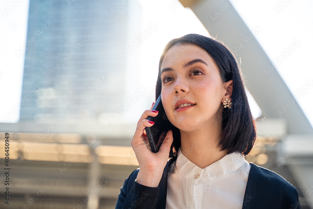 白人女商人在去公司的路上打电话。