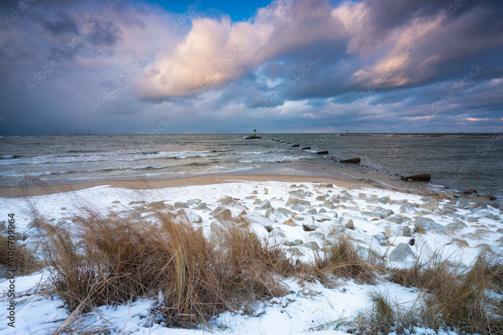 波兰格但斯克波罗的海白雪皑皑海滩的冬季景观