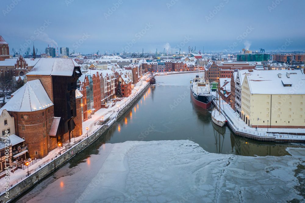 波兰雪冬莫特拉瓦河上的格但斯克美景