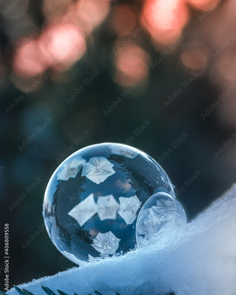 雪上结冰肥皂泡的宏观图像，形成晶体。寒冷天气的冬季实验。温暖