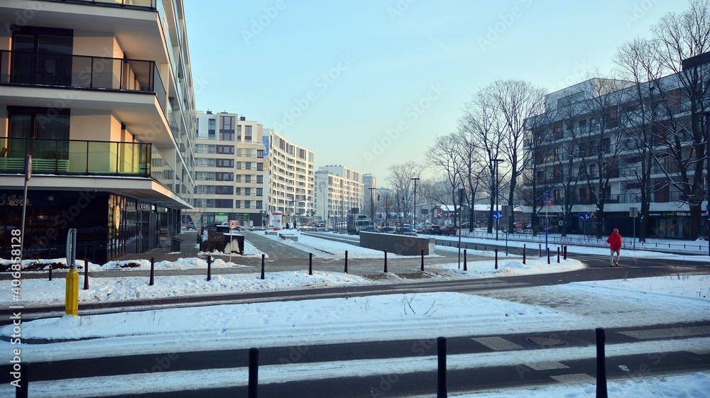 一个寒冷的冬天早晨的现代住宅区。