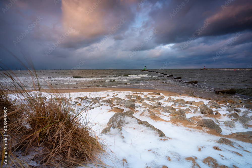 波兰格但斯克波罗的海被雪覆盖的海滩的冬季景观