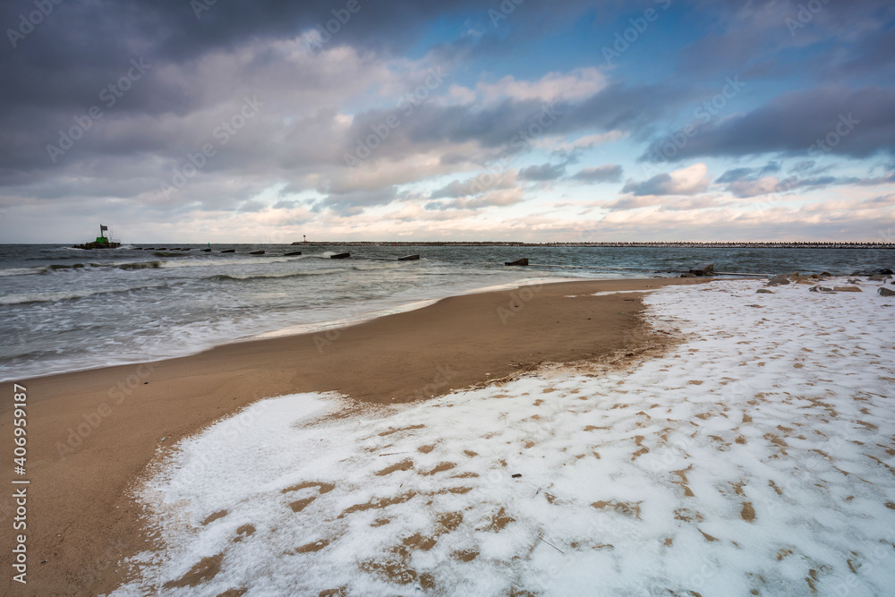 波兰格但斯克波罗的海冰雪覆盖海滩的冬季景观