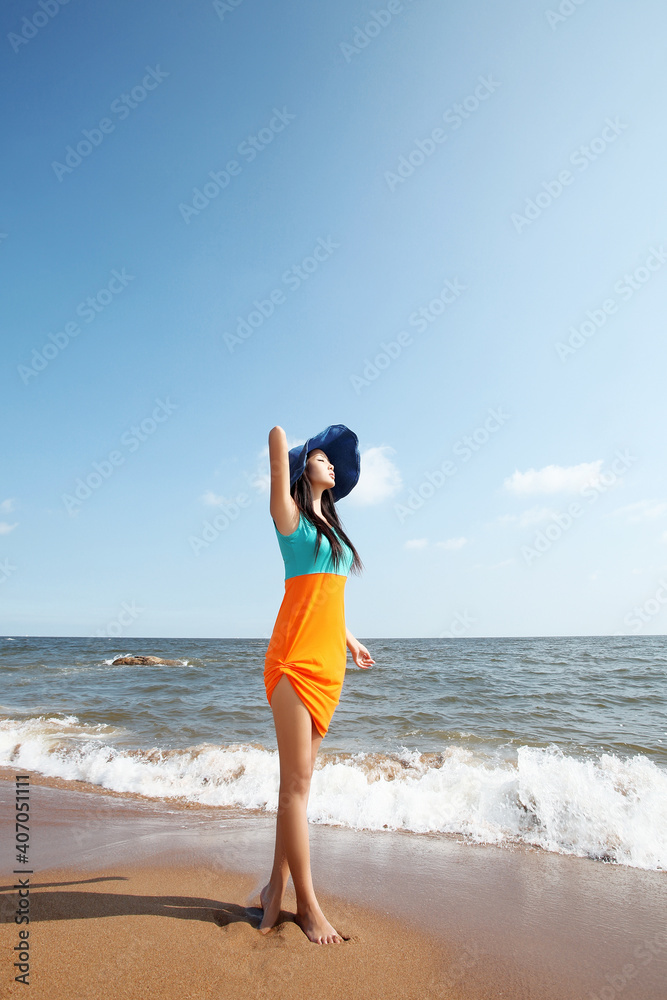 海边年轻女人的肖像