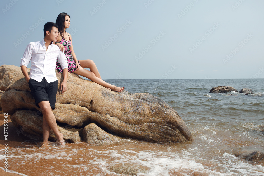 海边一对幸福的年轻夫妇的肖像