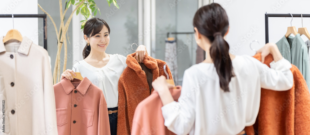 服を試着する女性