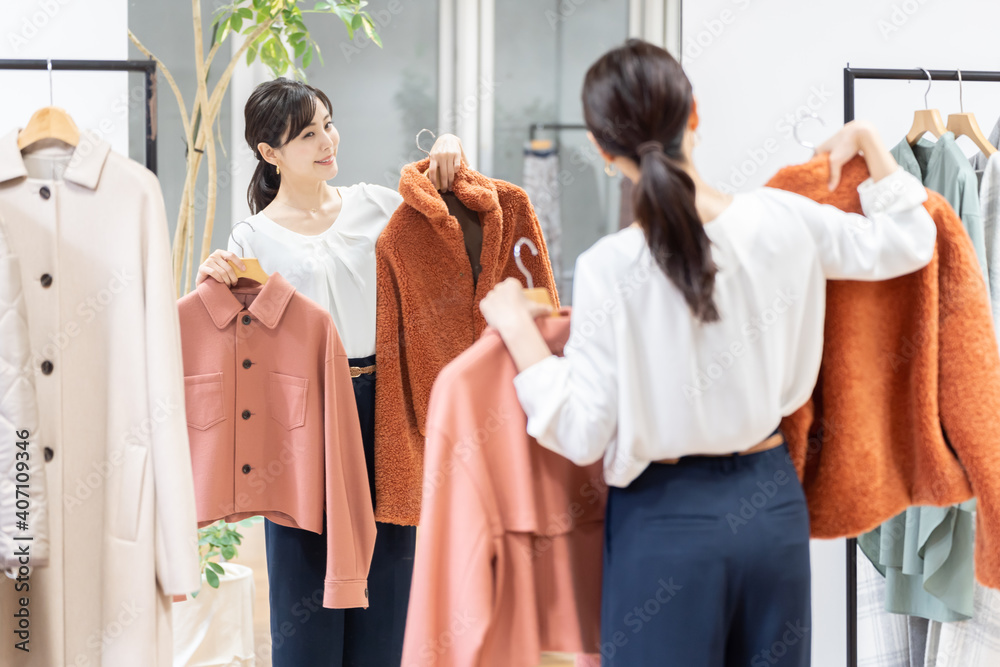 服を試着する女性