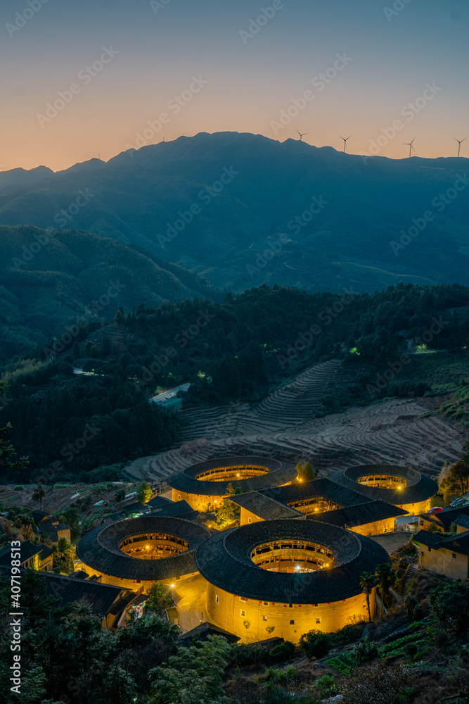 图卢斯夜景，中国福建省的一座历史悠久的中国建筑。