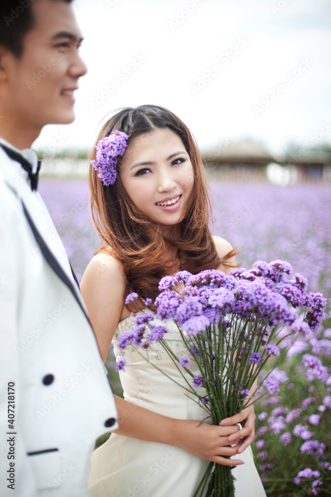 浪漫的薰衣草婚礼情侣