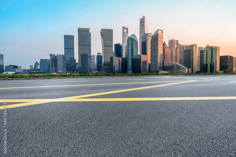 中国现代城市的道路和建筑景观。