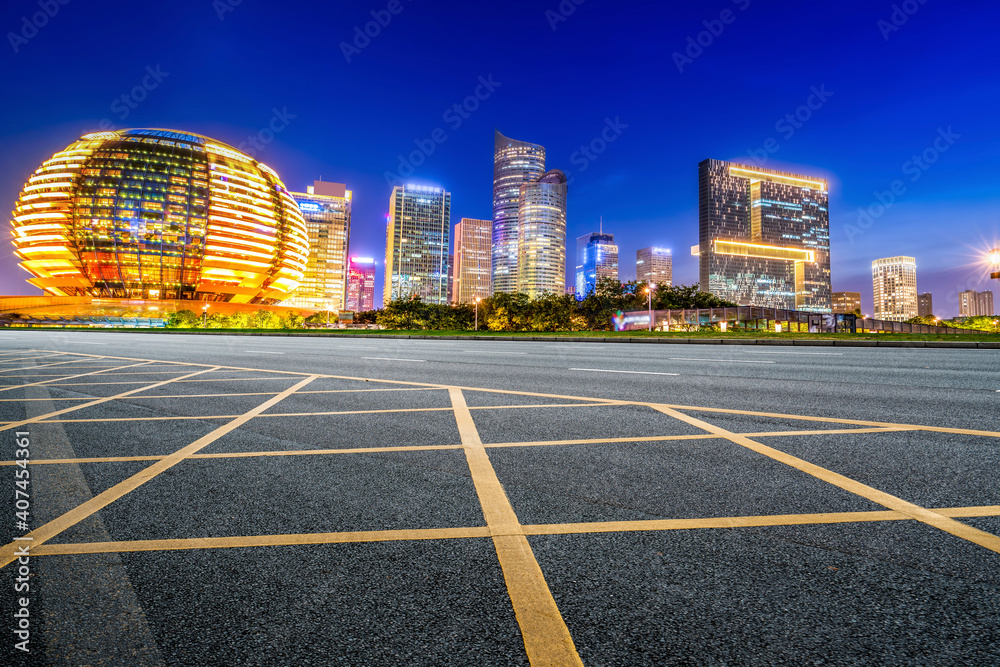 中国现代城市的道路和建筑景观。