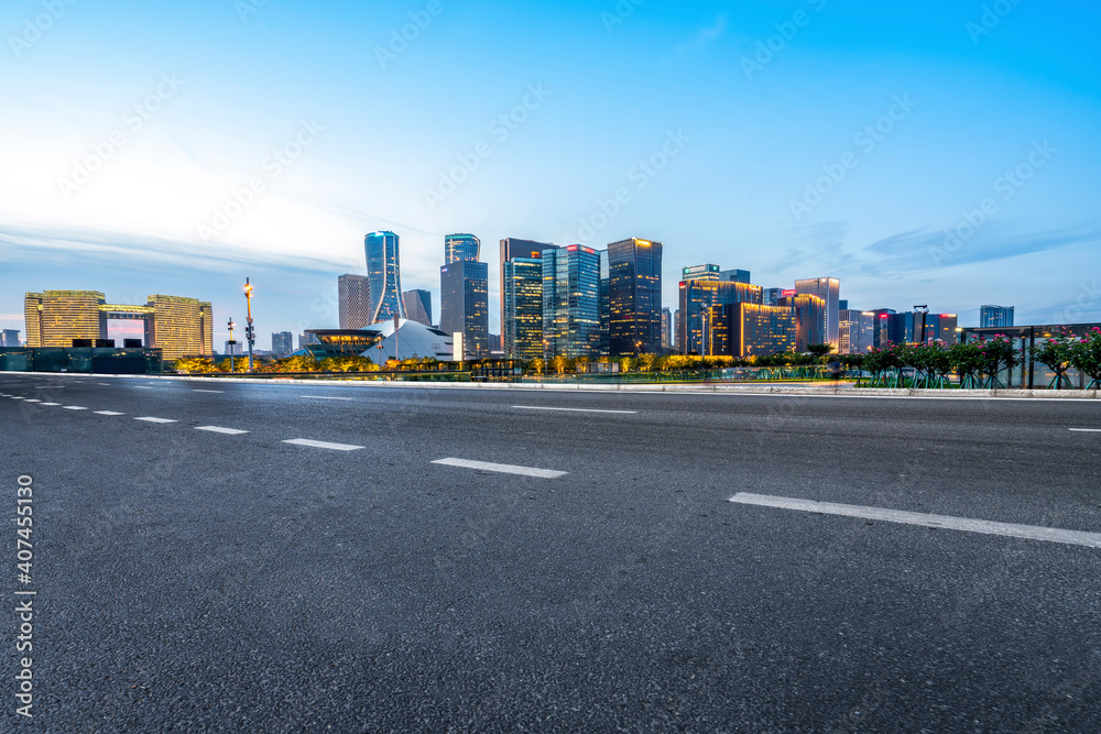 中国现代城市的道路和建筑景观。