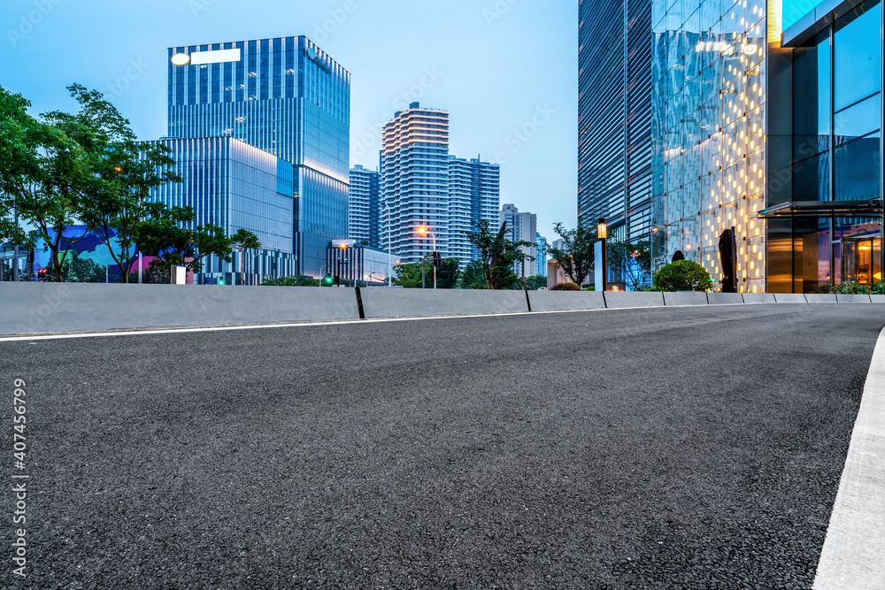 中国现代城市的道路和建筑景观。