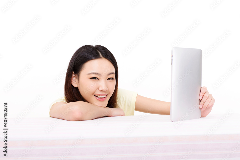 使用Ipad的年轻女性